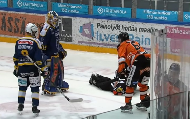 Zásah pukom rozhodcu pripravil o sedem zubov